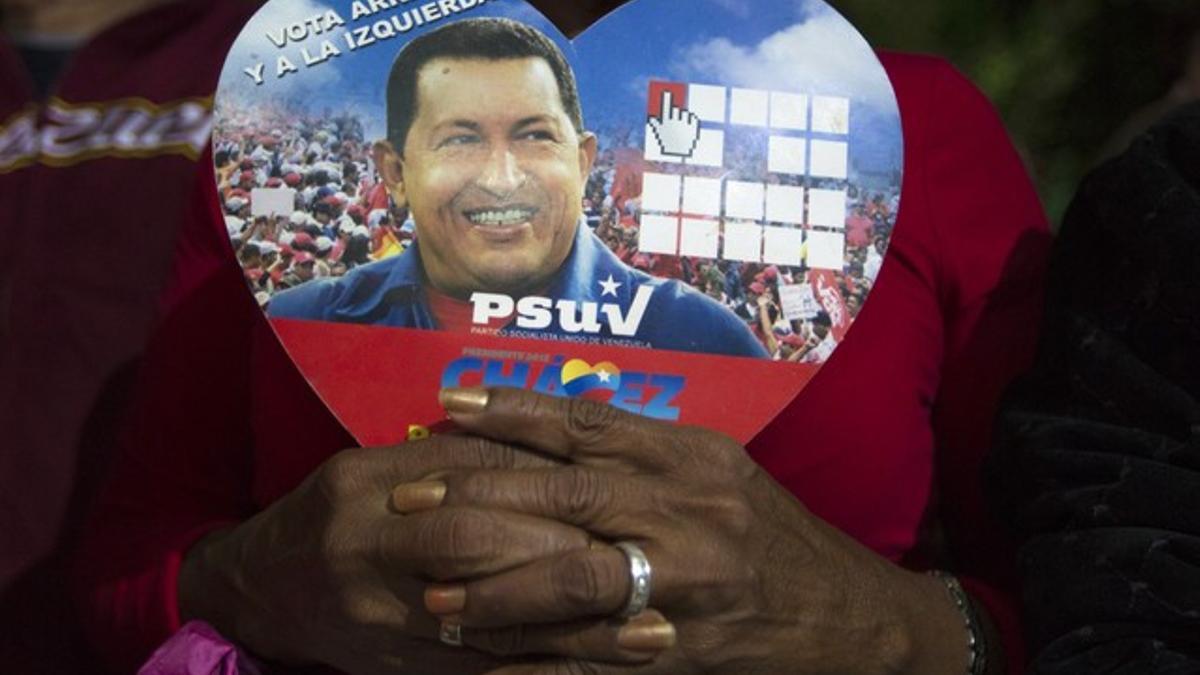 Seguidores de Hugo Chávez han pasado la noche rezando por su salud, en Caracas.