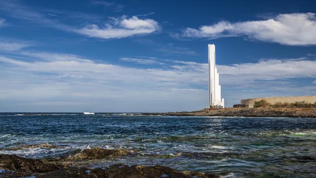 Pese a haberse constrido hace 30 años, la estructura blanca y moderna sobre el mar ofrece una imagen futurista