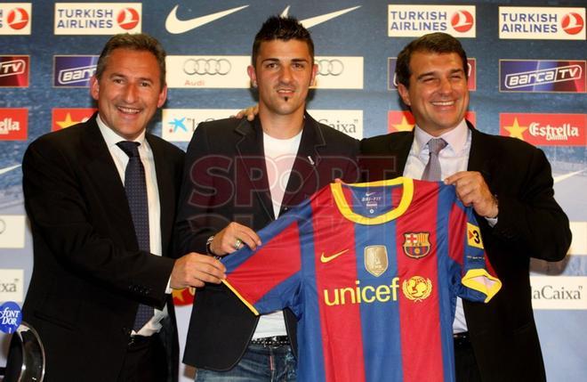 Joan Laporta y Txiki Begiristain presentan el 21 de mayo de 2010 a David Villa como nuevo jugador del FC Barcelona.