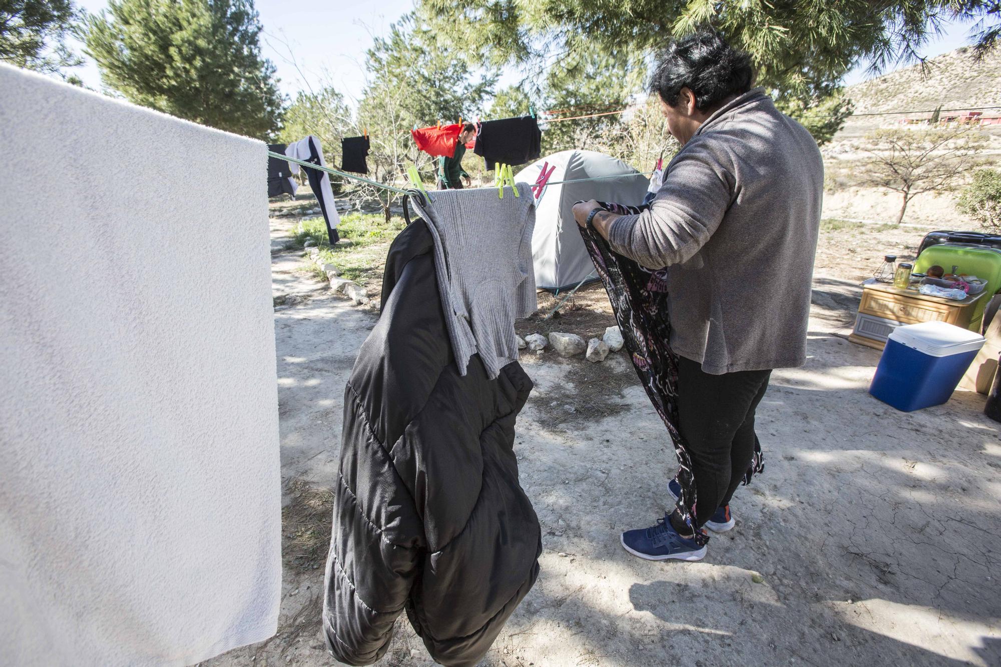 Personas que viven en la calle montan poblados a las afueras de Alicante en los que intentan vivir con la mayor dignidad posible