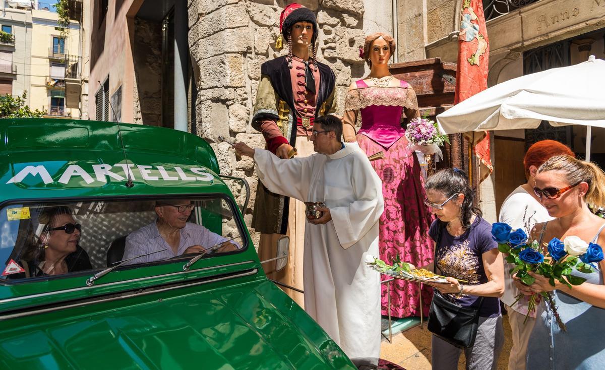 Barcelonins porten a beneir els seus vehicles per Sant Cristòfol