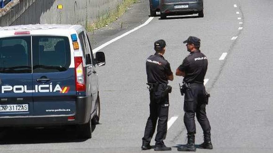 Agentes de Policía Nacional en el lugar del suceso. // I. Osorio