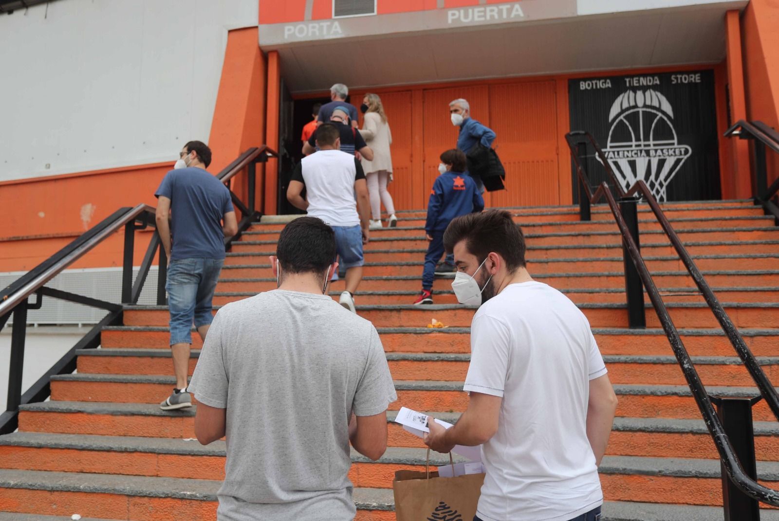 Homenaje del Valencia Basket al Villarreal