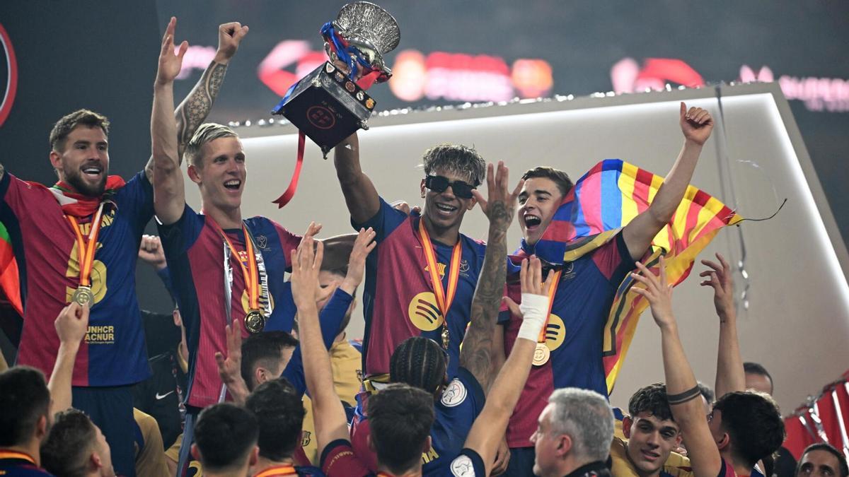 Lamine Yamal, junto con Iñigo, Olmo y Gavi, celebra la conquista de la Supercopa de España con la goleada al Madrid.