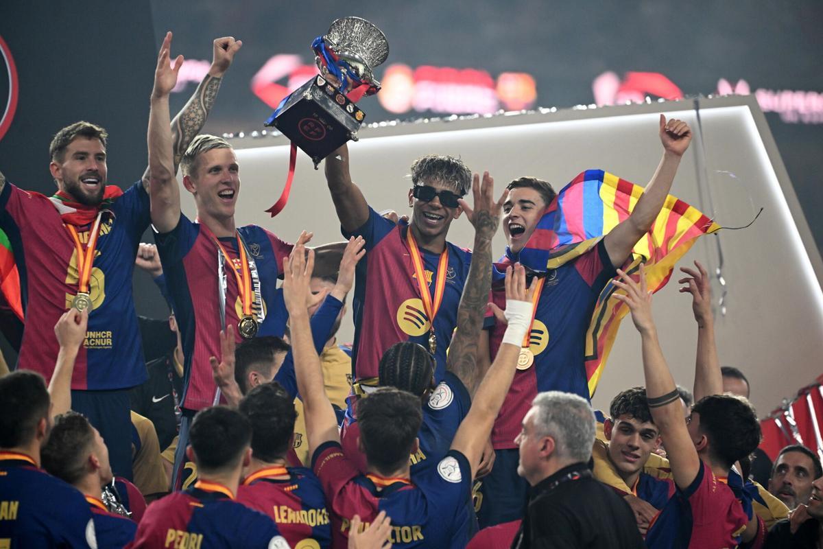 Lamine Yamal, along with Iñigo, Olmo and Gavi, celebrates the conquest of the Spanish Super Cup with the win to Madrid.