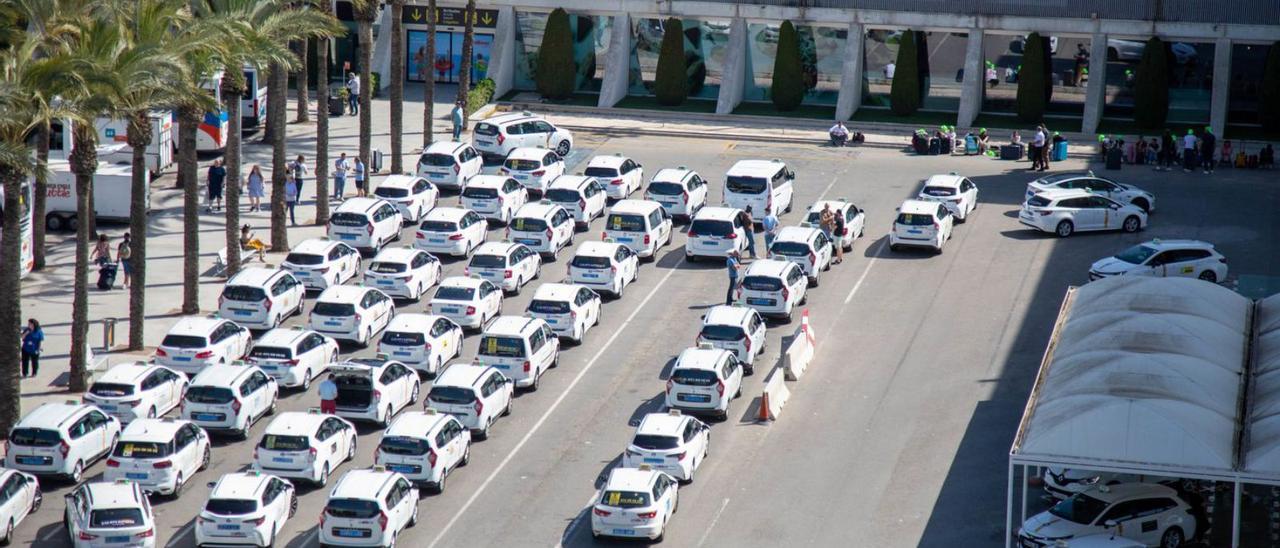 Los taxistas no ven riesgos a corto plazo por la competencia de los VTC.