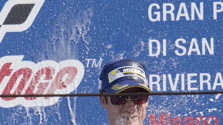 Dani Pedrosa celebra en el podio su victoria en el Gran Premio de San Marino.