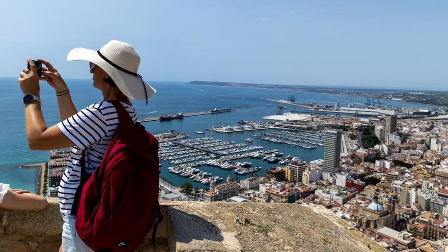 El Castillo de Santa Bárbara espera superar su récord de visitantes con nuevas actuaciones en Alicante