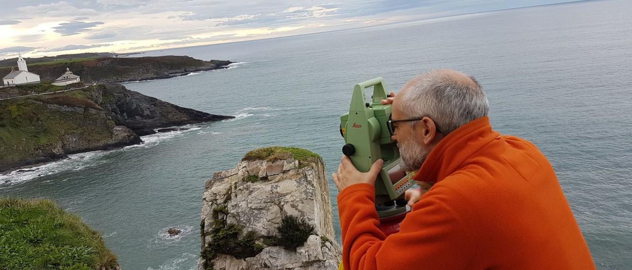 Pelayo González Pumariega, tomando datos topográficos en el acantilado luarqués. | R. T. C.