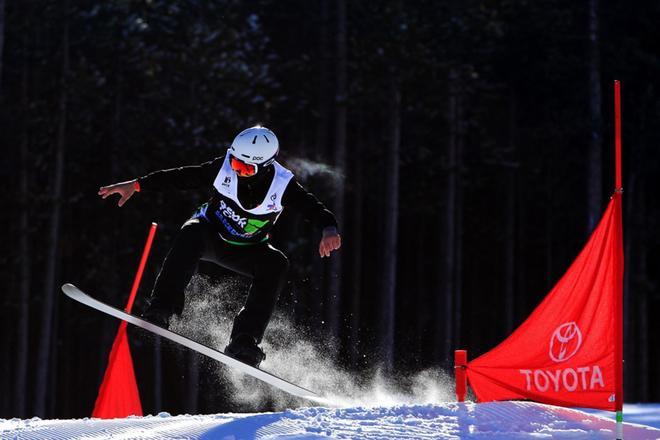 Evan Strong compite en la Final de Adaptive Snowboard durante el Dew Touren Breckenridge, Colorado.