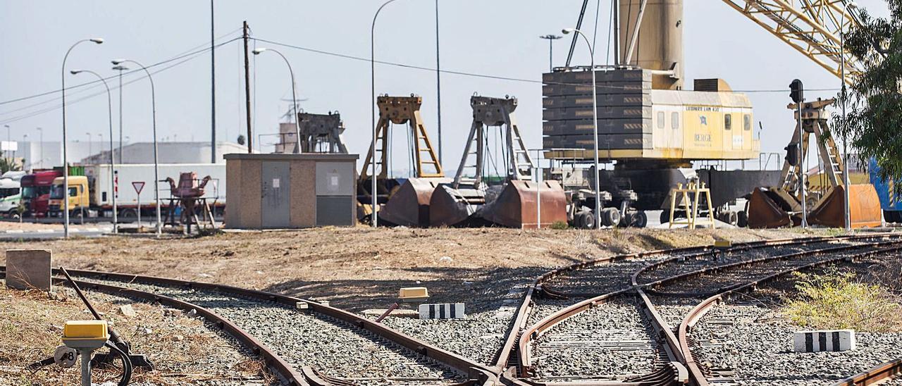 Imagen del acceso ferroviario al puerto de Alicante, último que queda por licitarse en el Corredor Mediterráneo.