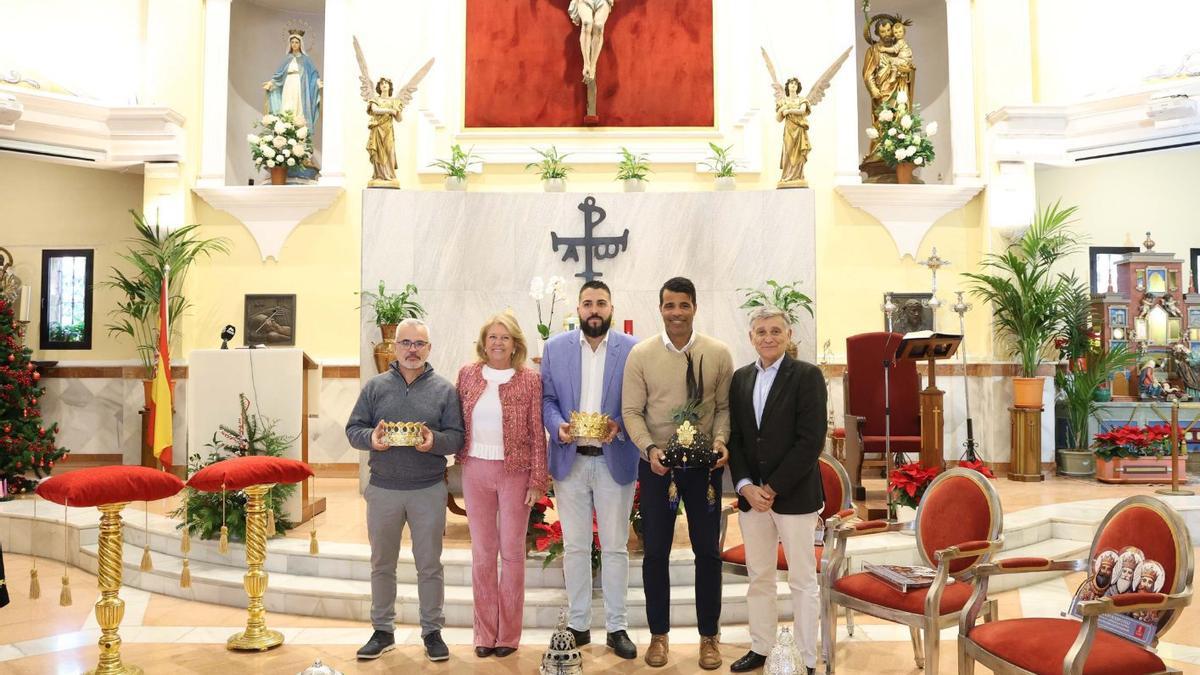 Los emisarios de los Reyes Magos en San Pedro en su presentación en la parroquia Virgen del Rocío.