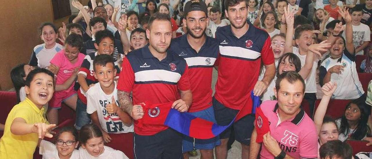 Los jugadores Unai, Adrián y Toni, con los alumnos del Colegio Santo Ángel. // Iñaki Osorio