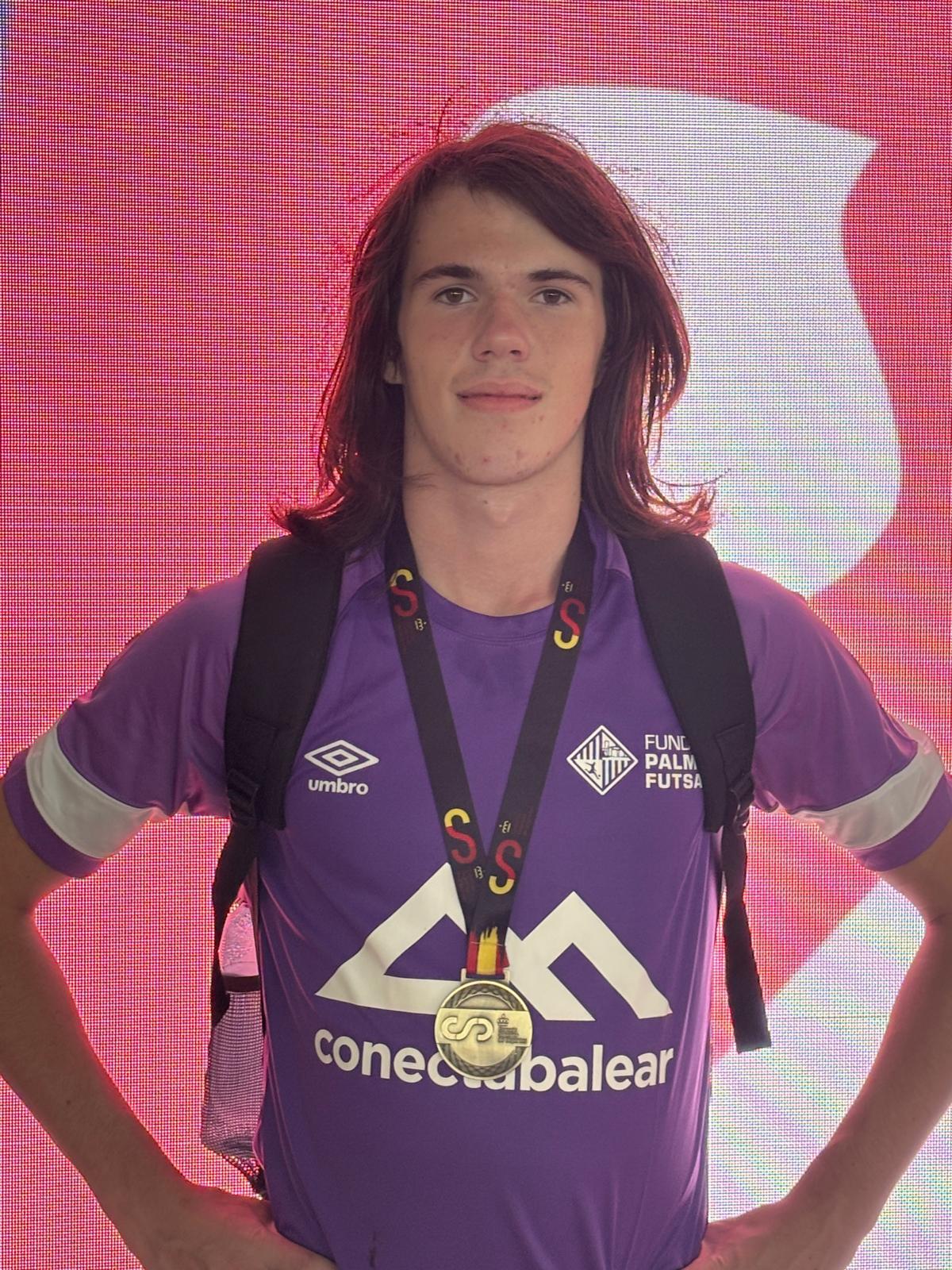 Sergi Albertí, con su medalla de oro en martillo