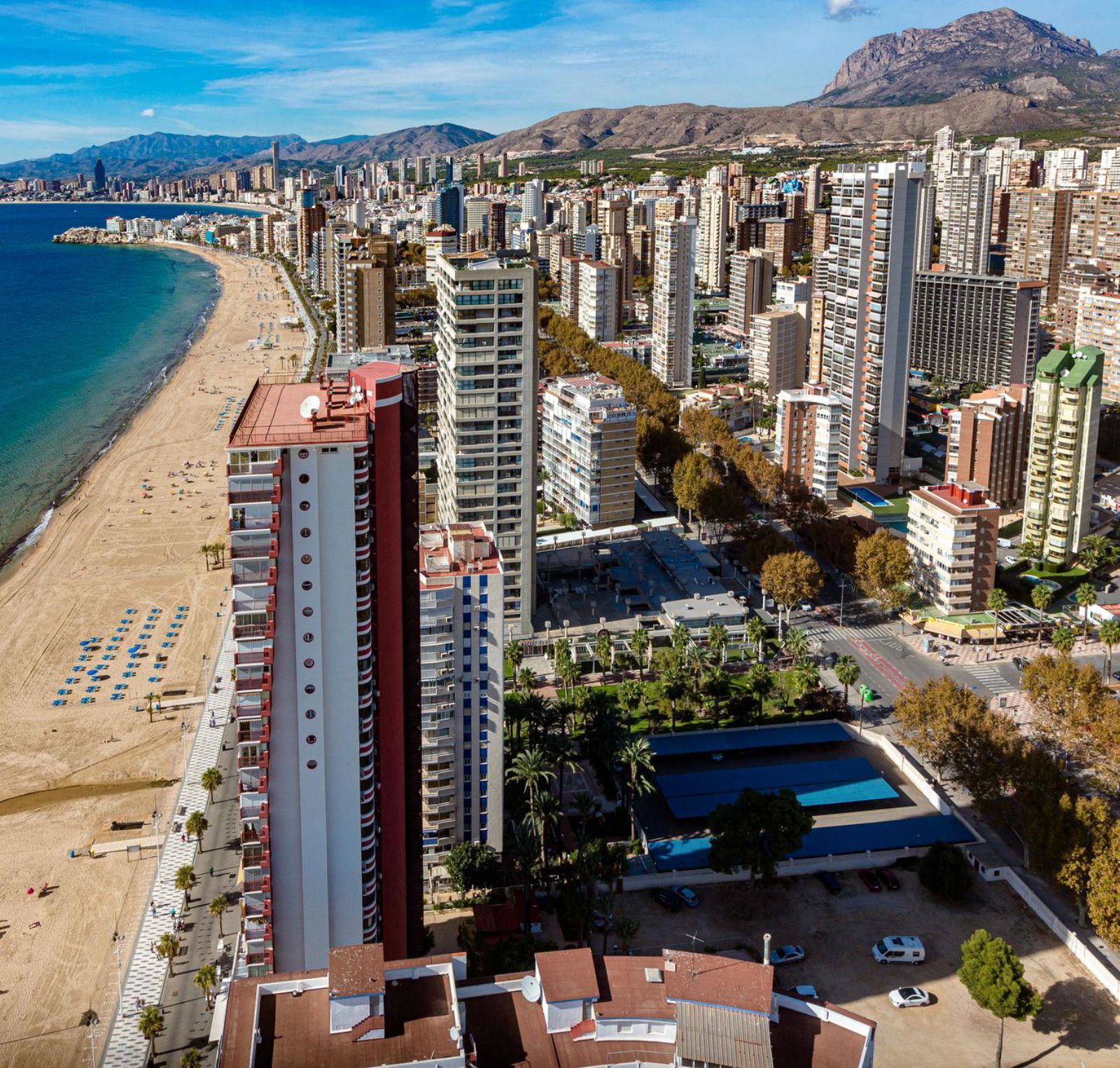 Vista de edificios residenciales junto a la playa de Levante de Benidorm.