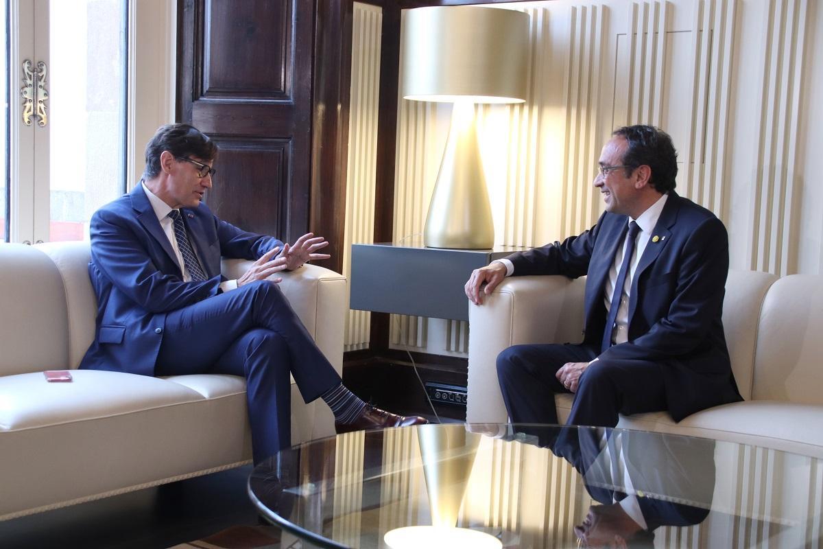 El presidente del Parlament, Josep Rull, con el líder del PSC, Salvador Illa, este miércoles