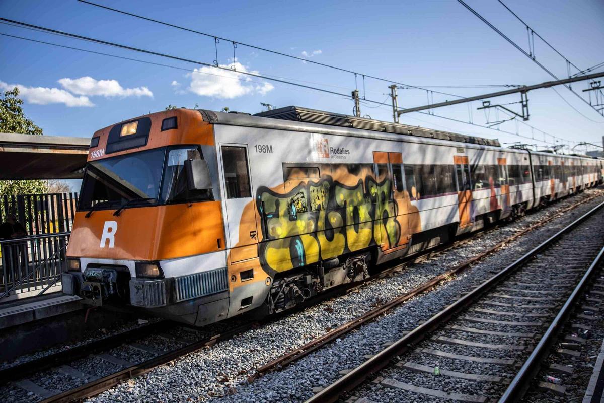 Tren pintado, entrando en la estación de Rodalies de L'Hospitalet, este lunes