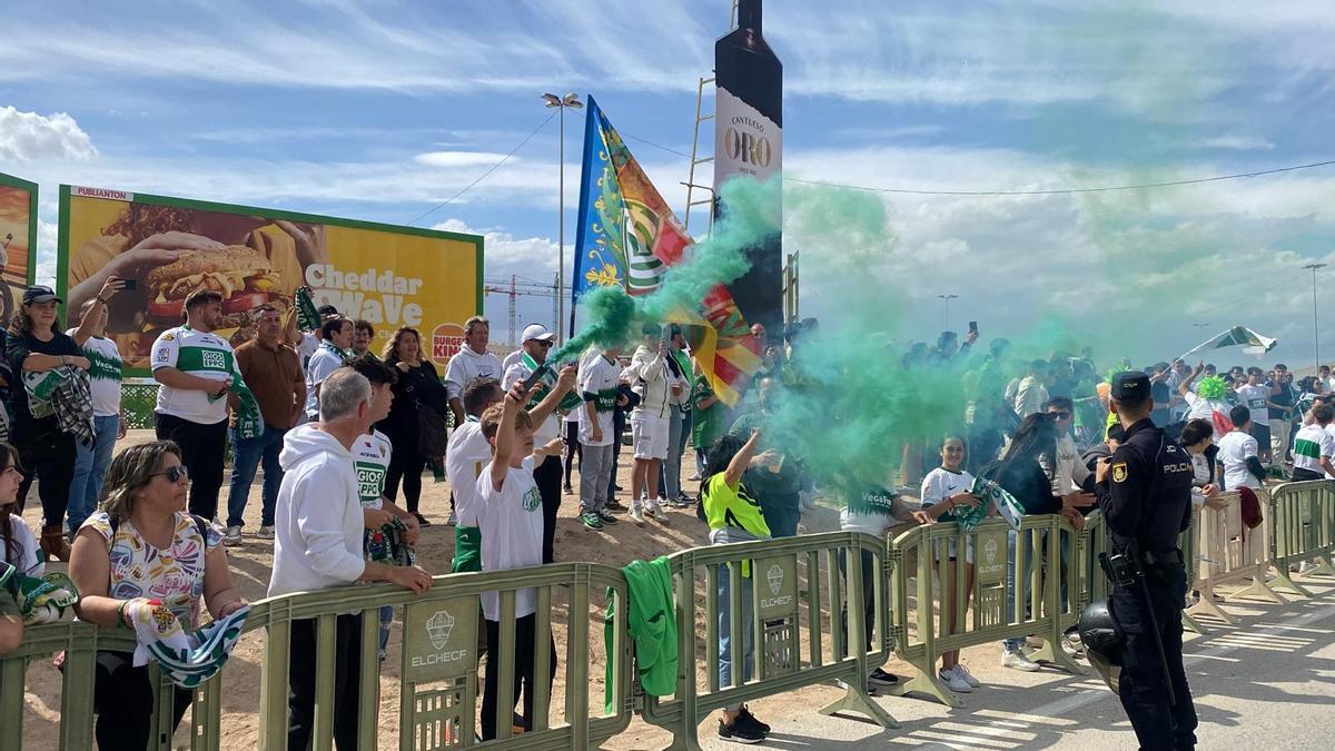 Los aficionados del Elche a la llegada del autocar del equipo al estadio Martínez Valero