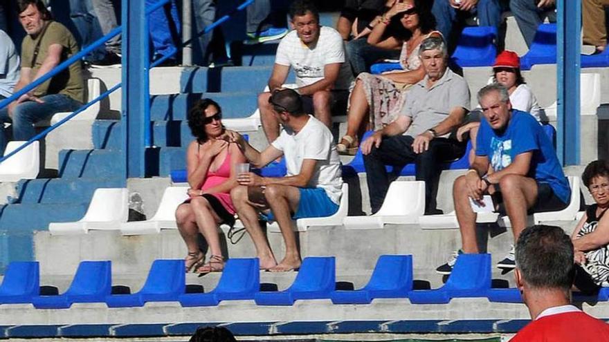 Coutado conduce el balón en el partido en Tuilla.