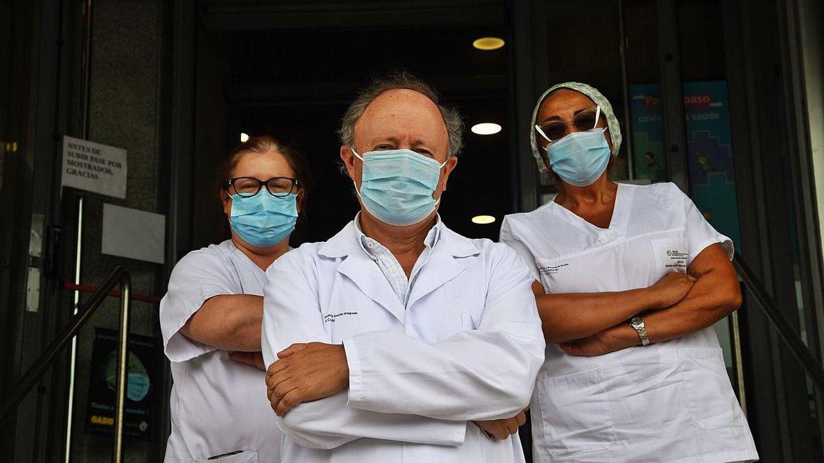 Las doctoras Mateos e Iglesias, con el doctor Tarrío, en la puerta de la Casa do Mar, donde trabajan.