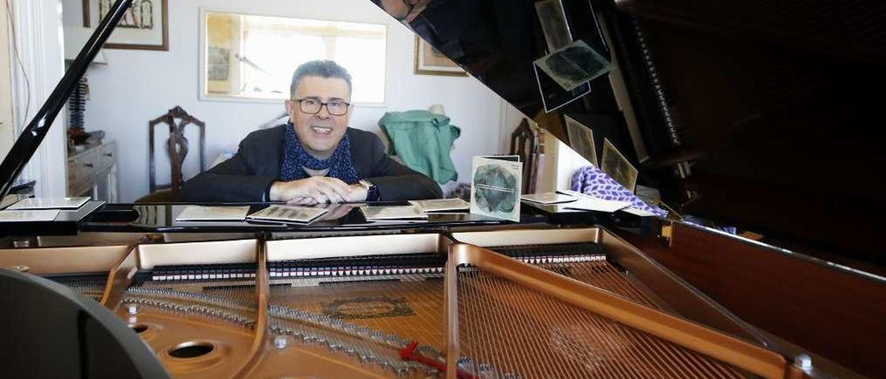 Alberto Conde ante su piano en su casa de Vigo. // Alba Villar