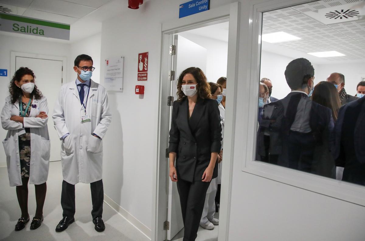 Isabel Díaz Ayuso en una visita al Hospital Carlos III de Madrid.