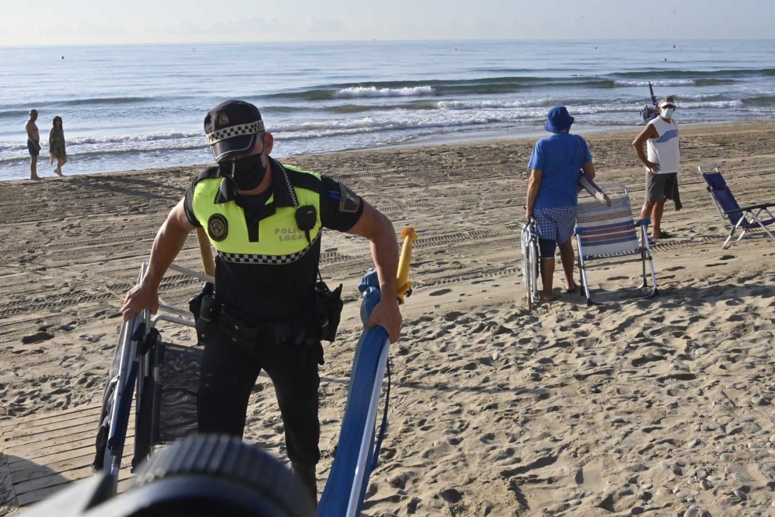 Los agentes actúan para evitar que los usuarios reserven primera línea de playa con las sombrillas