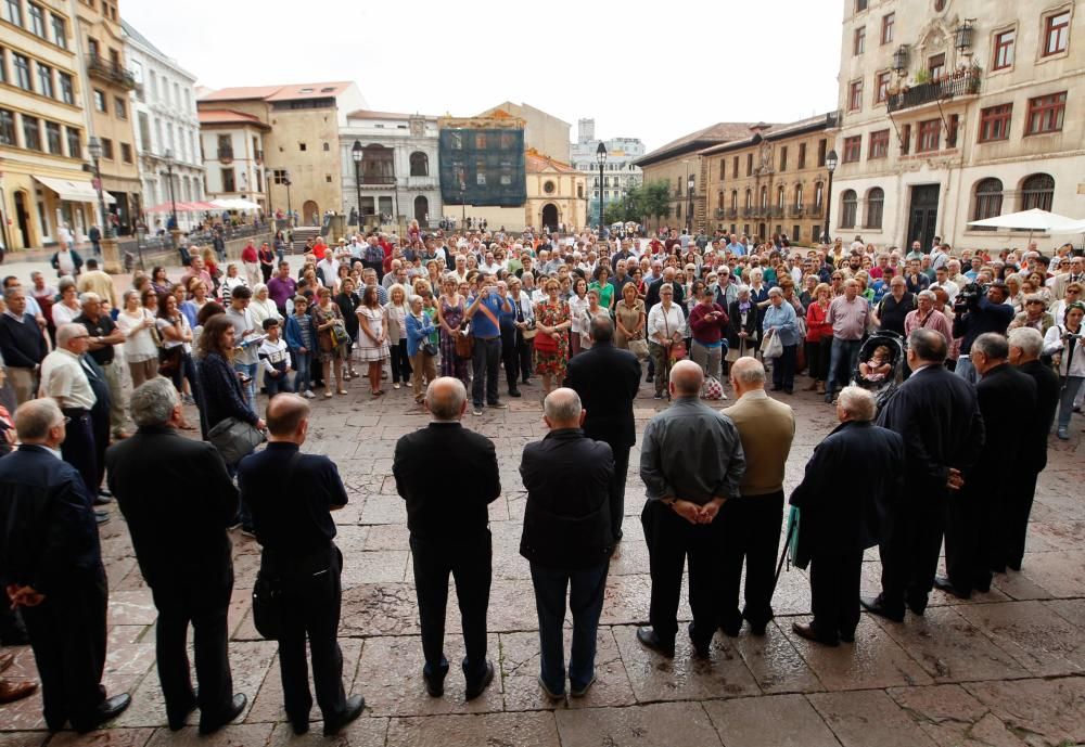 Oración ante la catedral de Oviedo por las víctimas del atentado de Barcelona