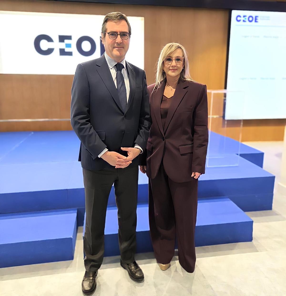 Antonio Garamendi junto a Pilar Coslado.