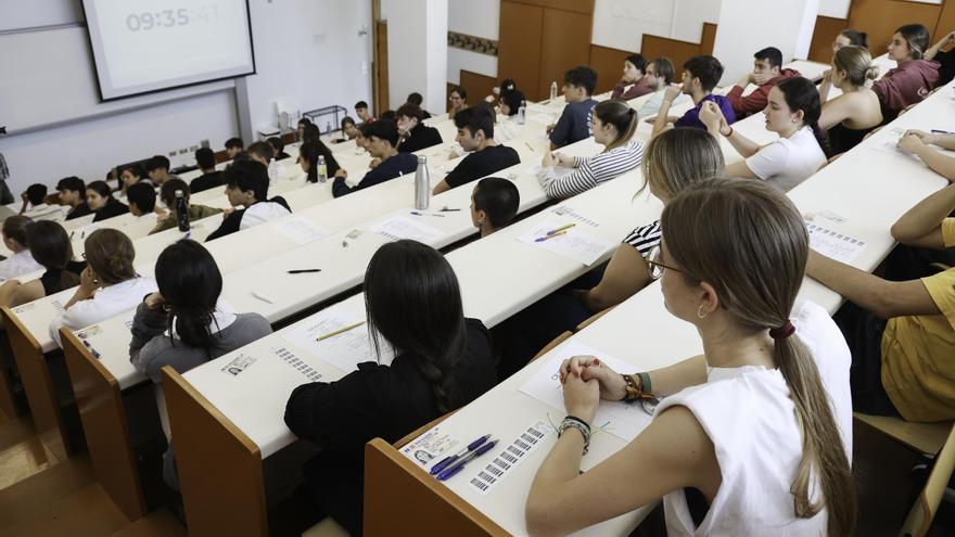 Alumnos en la Facultade de Ciencias Económica e Empresariais de la UVigo antes de iniciar uno de los exámenes de la ABAU.