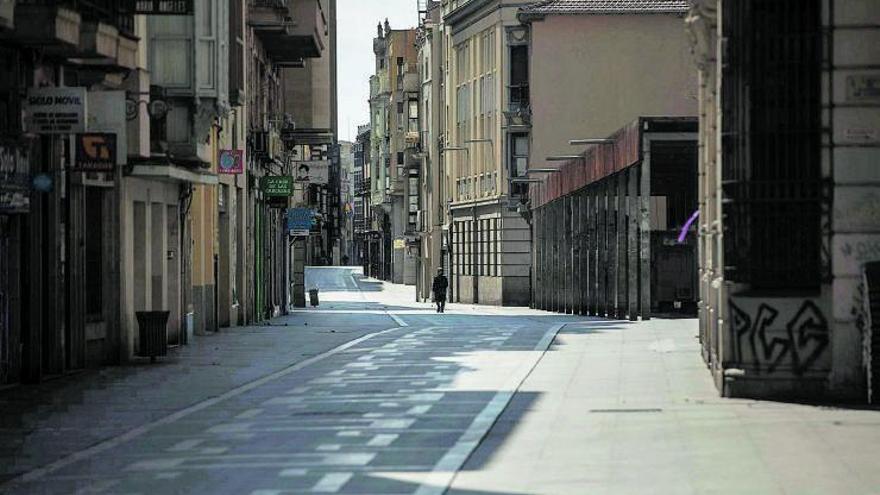 La calle de Santa Clara, desierta, hace ahora un año. Emilio Fraile