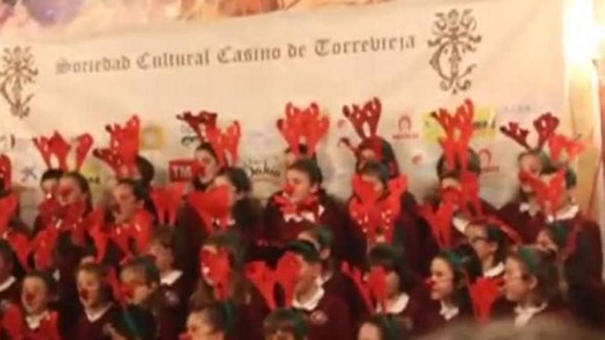 Las voces del Colegio Cuba anuncian la Navidad en el Casino de Torrevieja