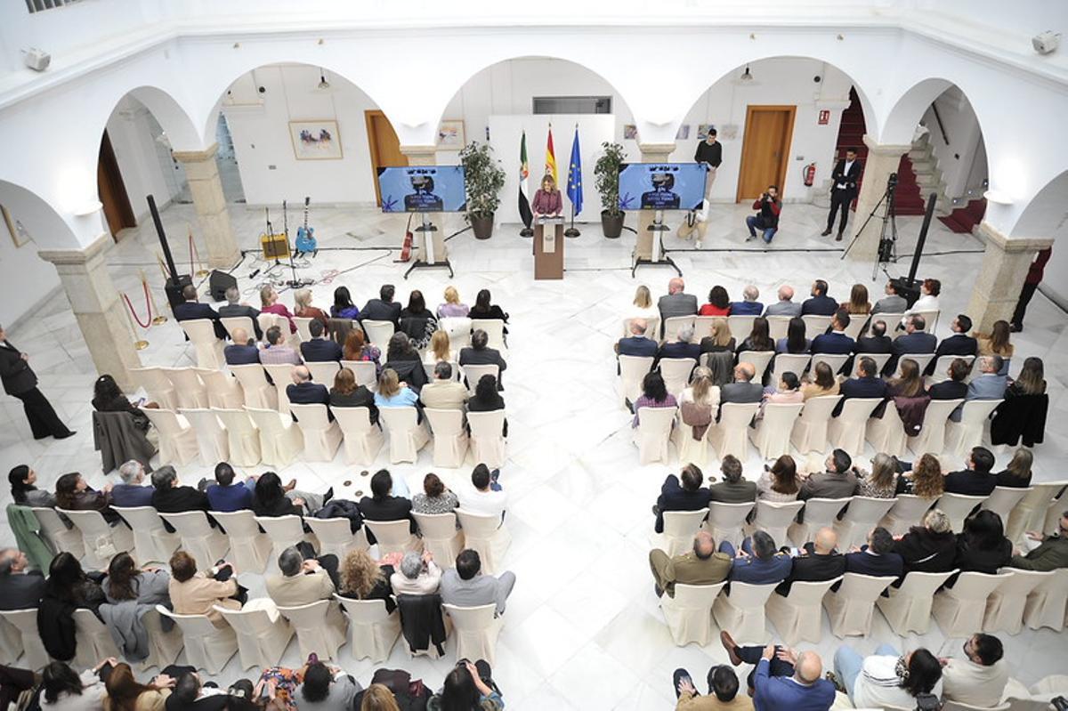 Galería | Acto institucional del Día de la Mujer en la Asamblea de Extremadura