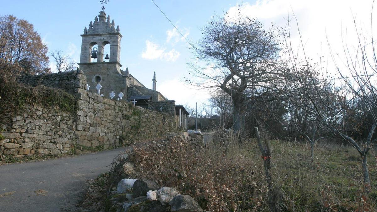 Cervantes de Sanabria con la iglesia al fondo