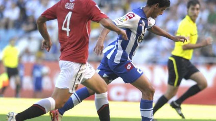 Salomão se prepara para disparar a portería en la jugada del primer gol. / fran martínez