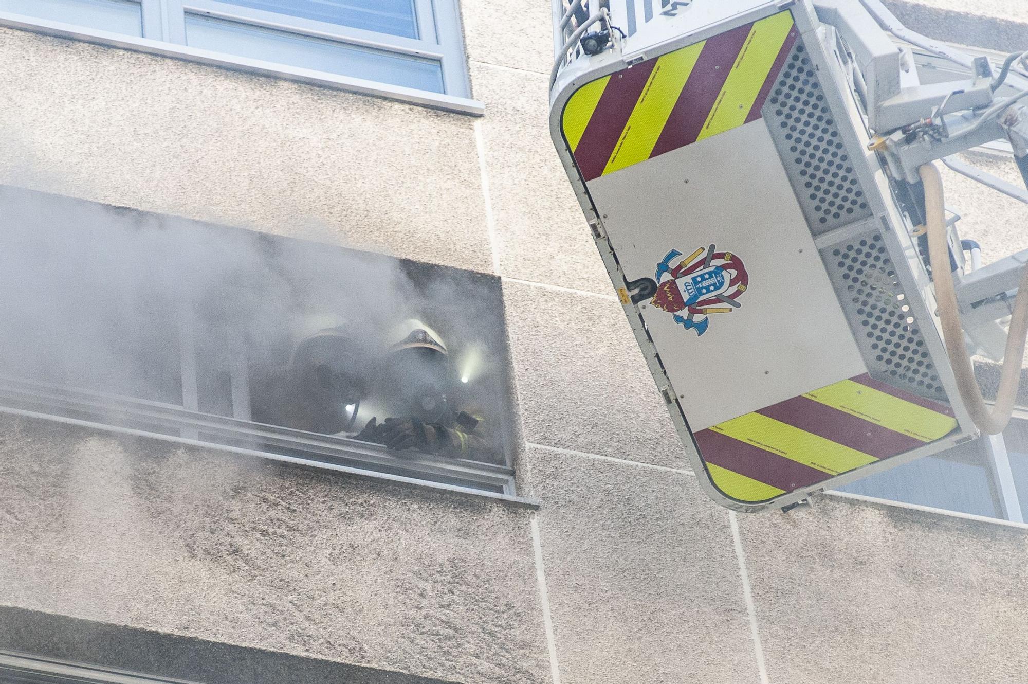 Los bomberos sofocan un incendio en una vivienda de Costa da Unión con Pla y Cancela