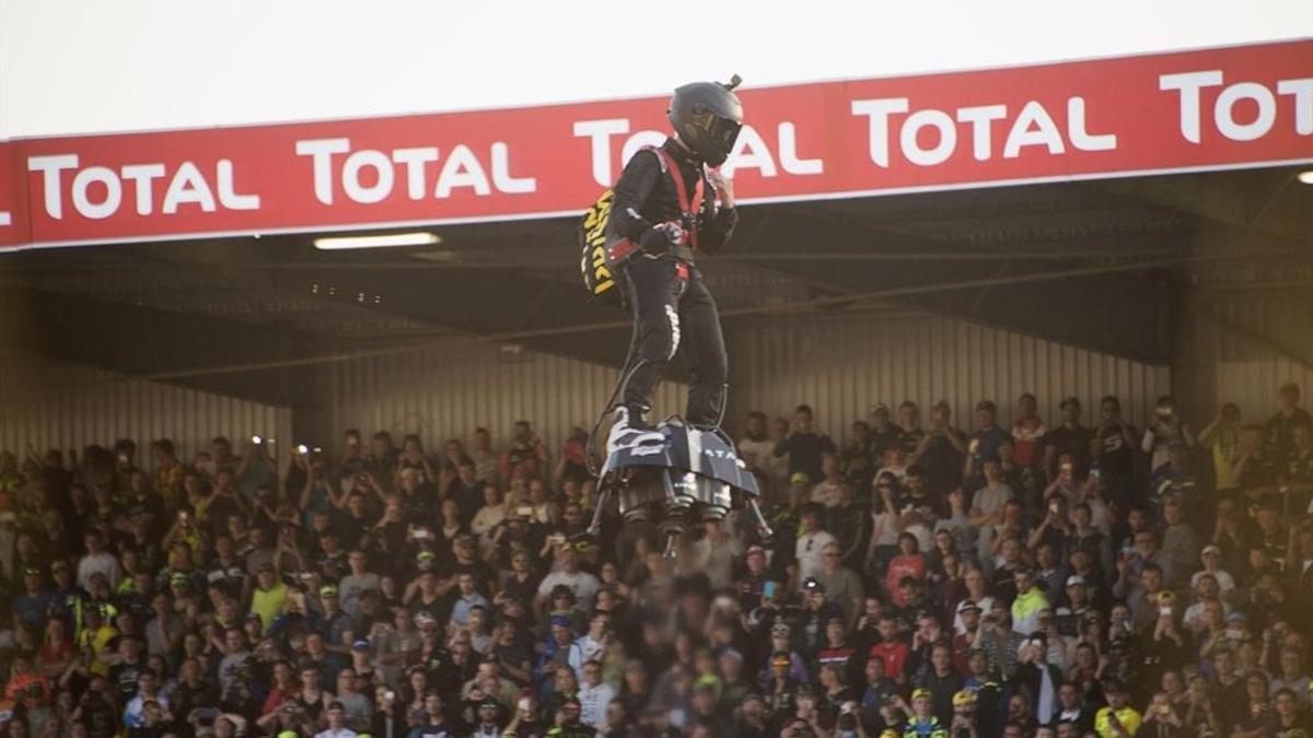 El francés Franky Zapalta sobrevuela con un dron frente a la tribuna del circuito de Le Mans.