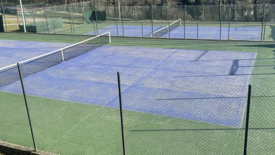 Canchas de tenis próximas al 
lago del Pontiñas, ayer.  | // Á. G.