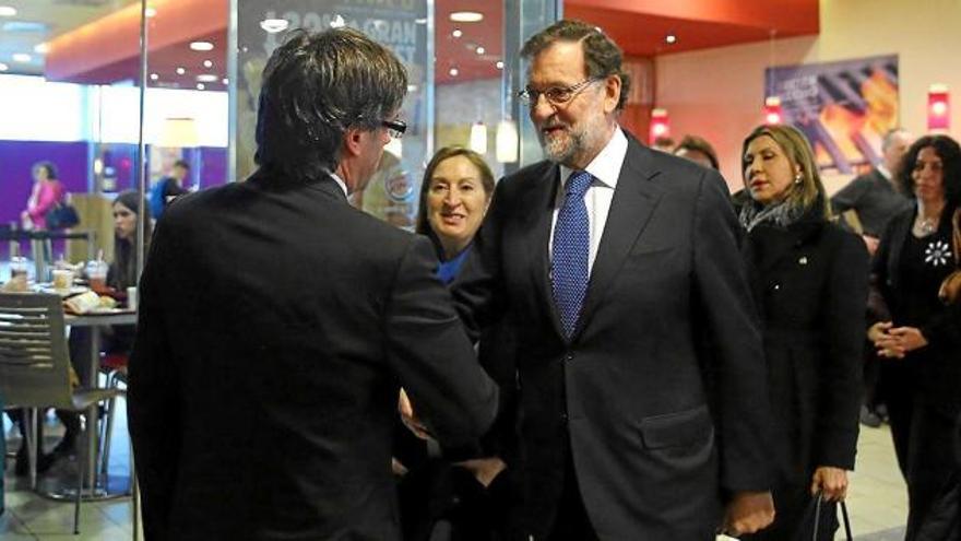 El President català, Carles Puigdemont, i el seu homòleg espanyol, Mariano Rajoy, se saluden a l&#039;aeroport