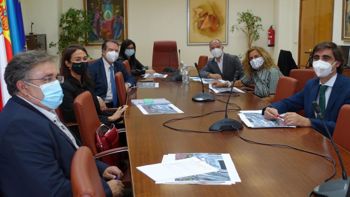 Caballero, Pardo de Vera, Regades y Silva, junto con concejales y personal de Adif, durante la reunión de esta mañana.