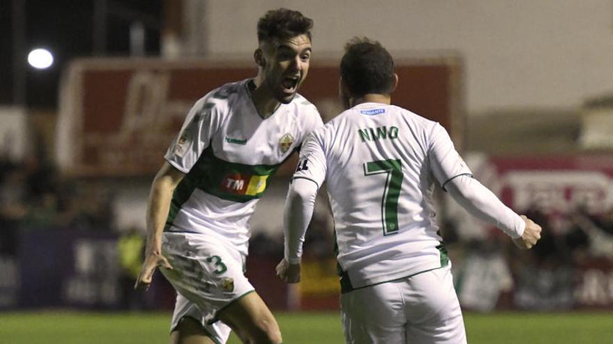 Andoni López y Nino celebran el gol de la victoria en el partido de Copa del pasado sábado en Yecla