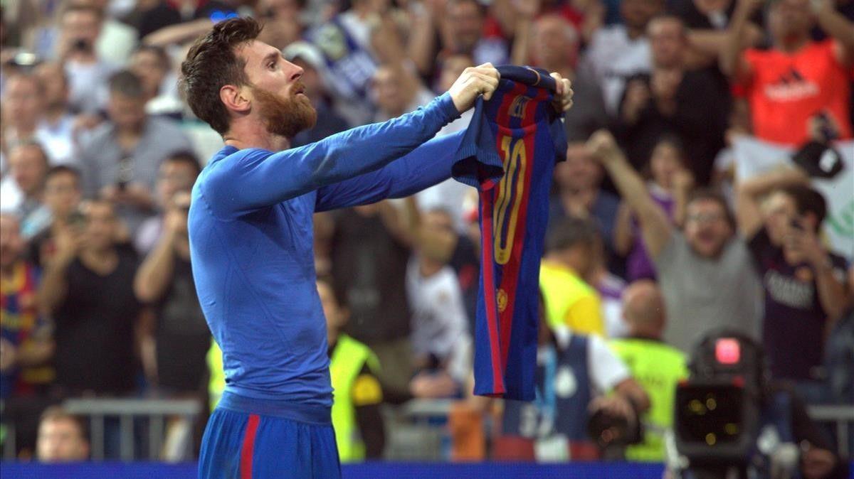 Messi mostra su camiseta en el Bernabéu.