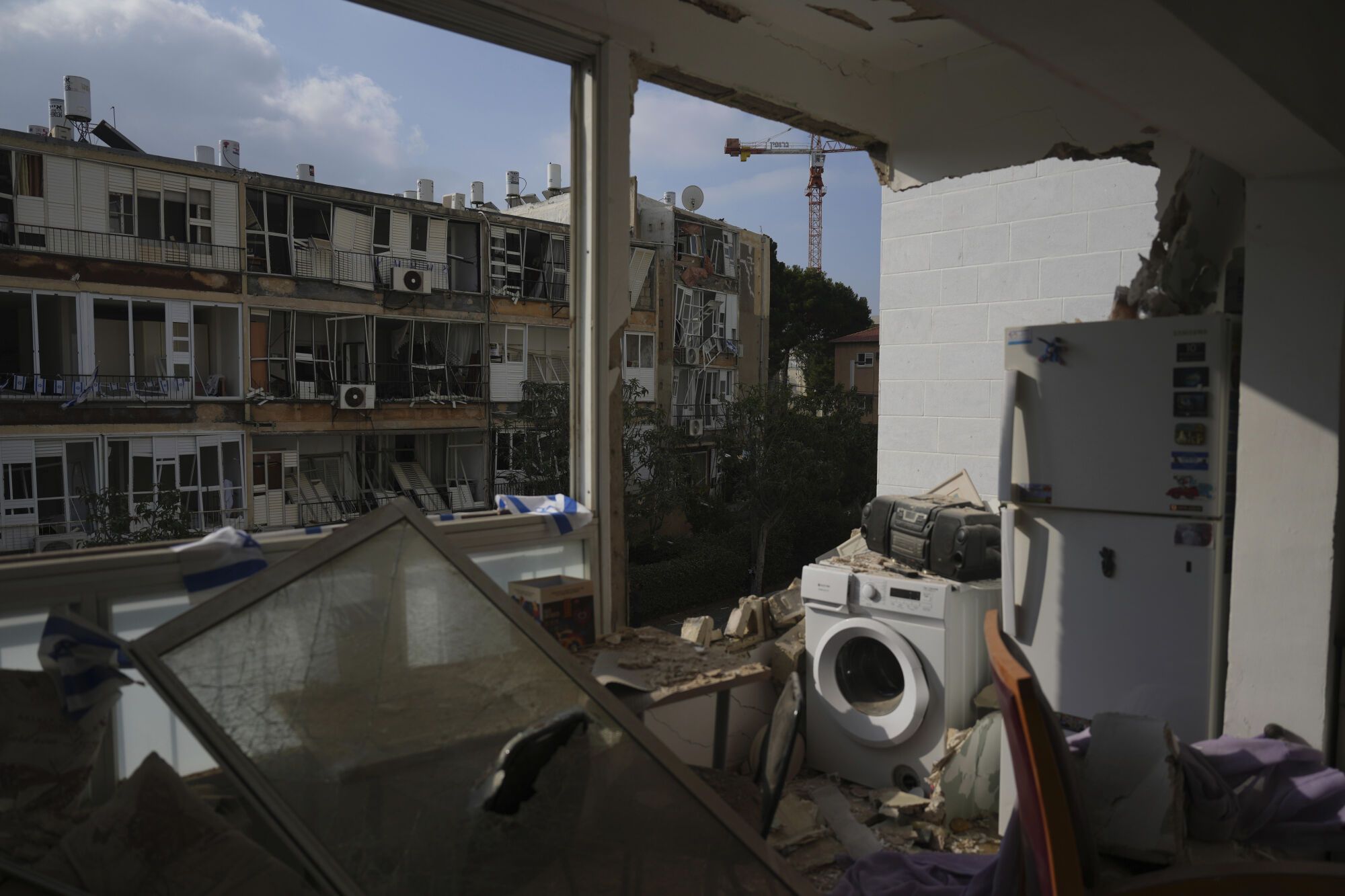 A heavily damaged apartment in a residential building that was hit by a missile fired from Iran, near Tel Aviv, Israel, Sunday, June 15, 2025.(AP Photo/Ariel Schalit) Associated Press / LaPresse Only italy and spain. EDITORIAL USE ONLY/ONLY ITALY AND SPAIN