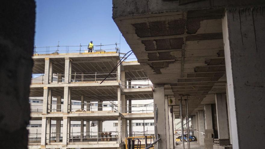 El esqueleto de un futuro edificio de viviendas en construcción en Santa Cruz de Tenerife.  | ANDRÉS GUTIÉRREZ