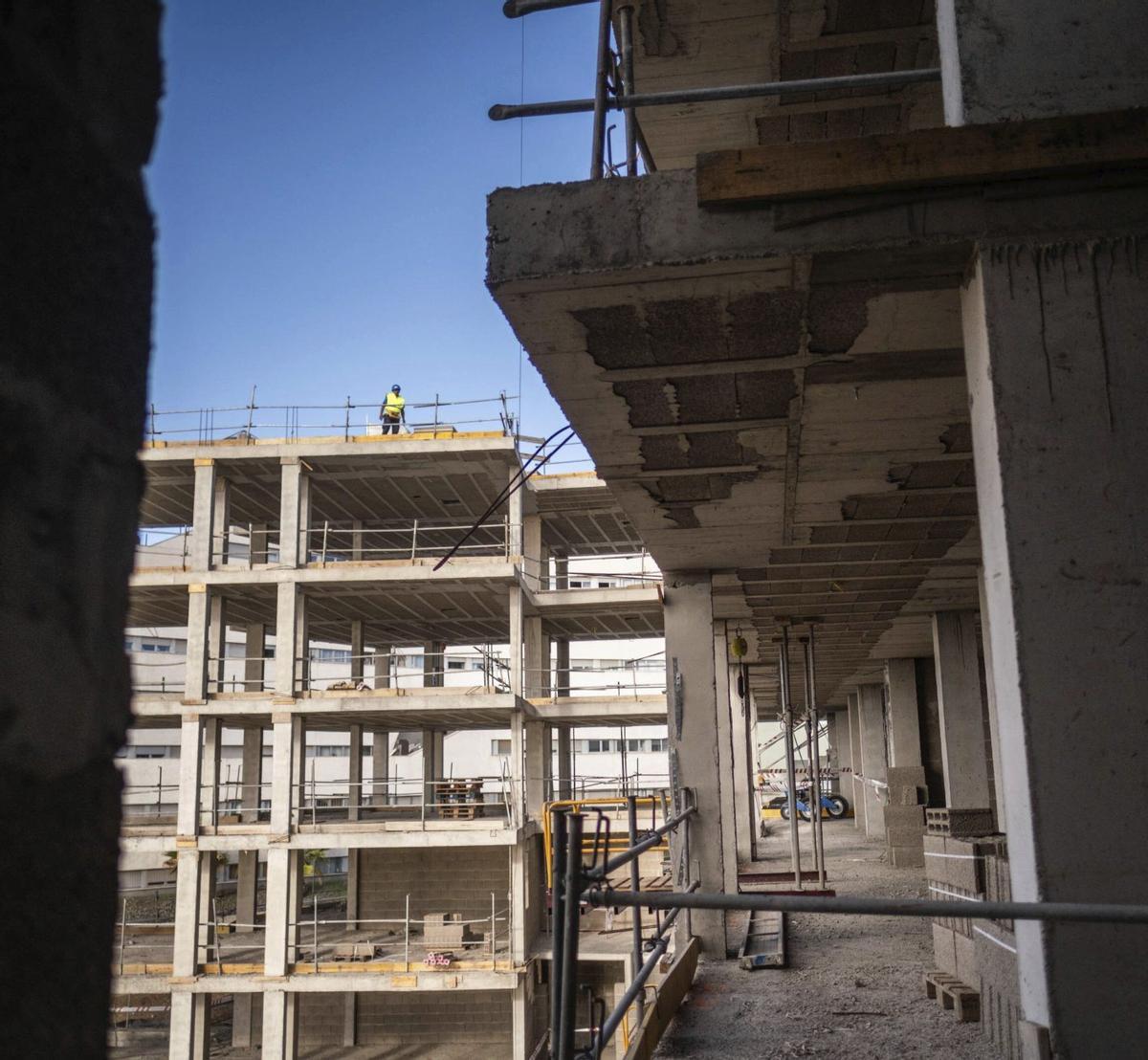 El esqueleto de un futuro edificio de viviendas en construcción en Santa Cruz de Tenerife.  | ANDRÉS GUTIÉRREZ