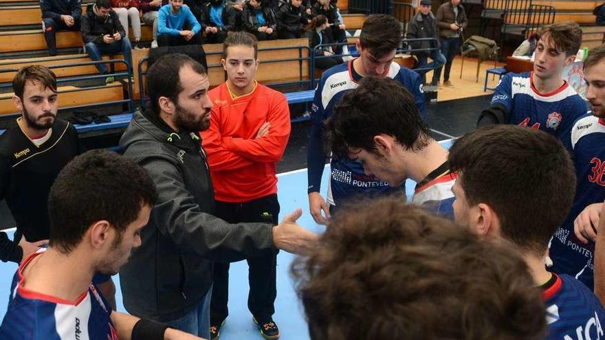 Jose Figueroa da instrucciones a sus jugadores del Luceros durante un tiempo muerto. // Gonzalo Núñez