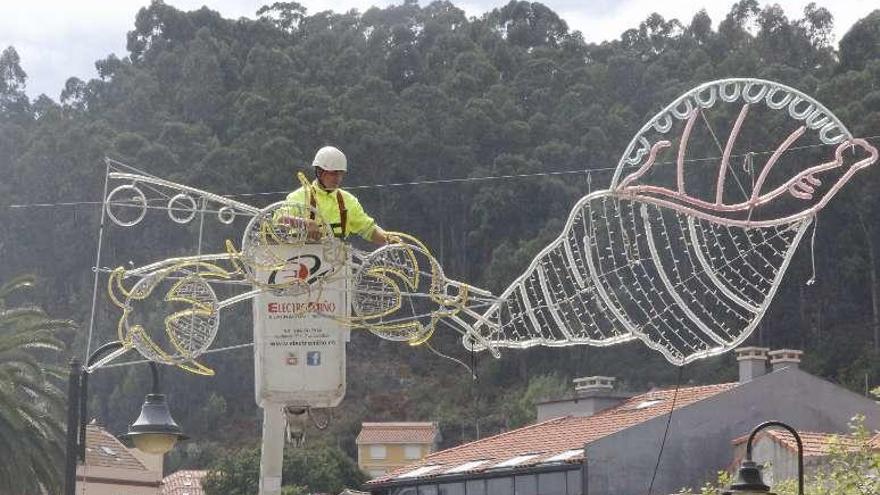 Instalación del alumbrado de las Festas do Cristo. // Santos Álvarez