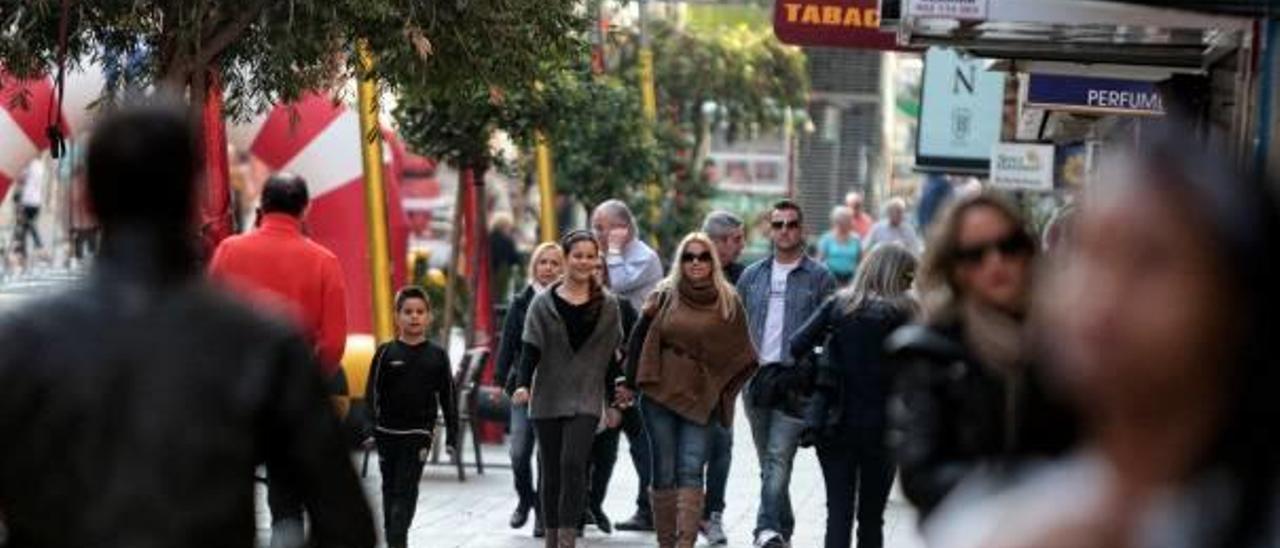 Transeúntes en una calle del centro urbano de Benidorm, en una imagen reciente.