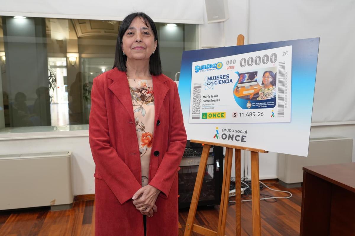 La homenajeada, María Jesús Carro, junto a la imagen de su cupón.