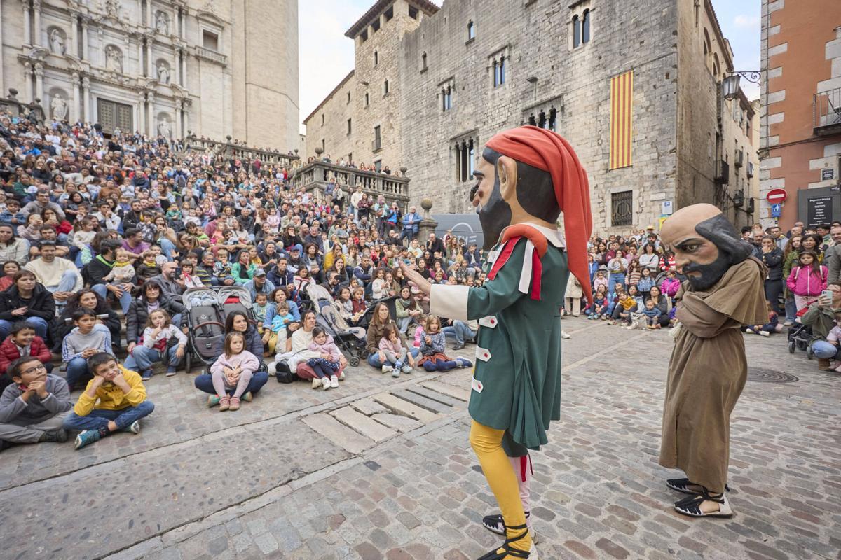 Les fotos de la passejada de capgrossos i gegants a la plaça de la catedral de Girona Les fotos de la passejada de capgrossos i gegants a la plaça de la catedral de Girona